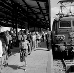 841965 Afbeelding van kinderen bij aankomst per trein te Zandvoort aan Zee (Groot Vakantie Kinderfeest).